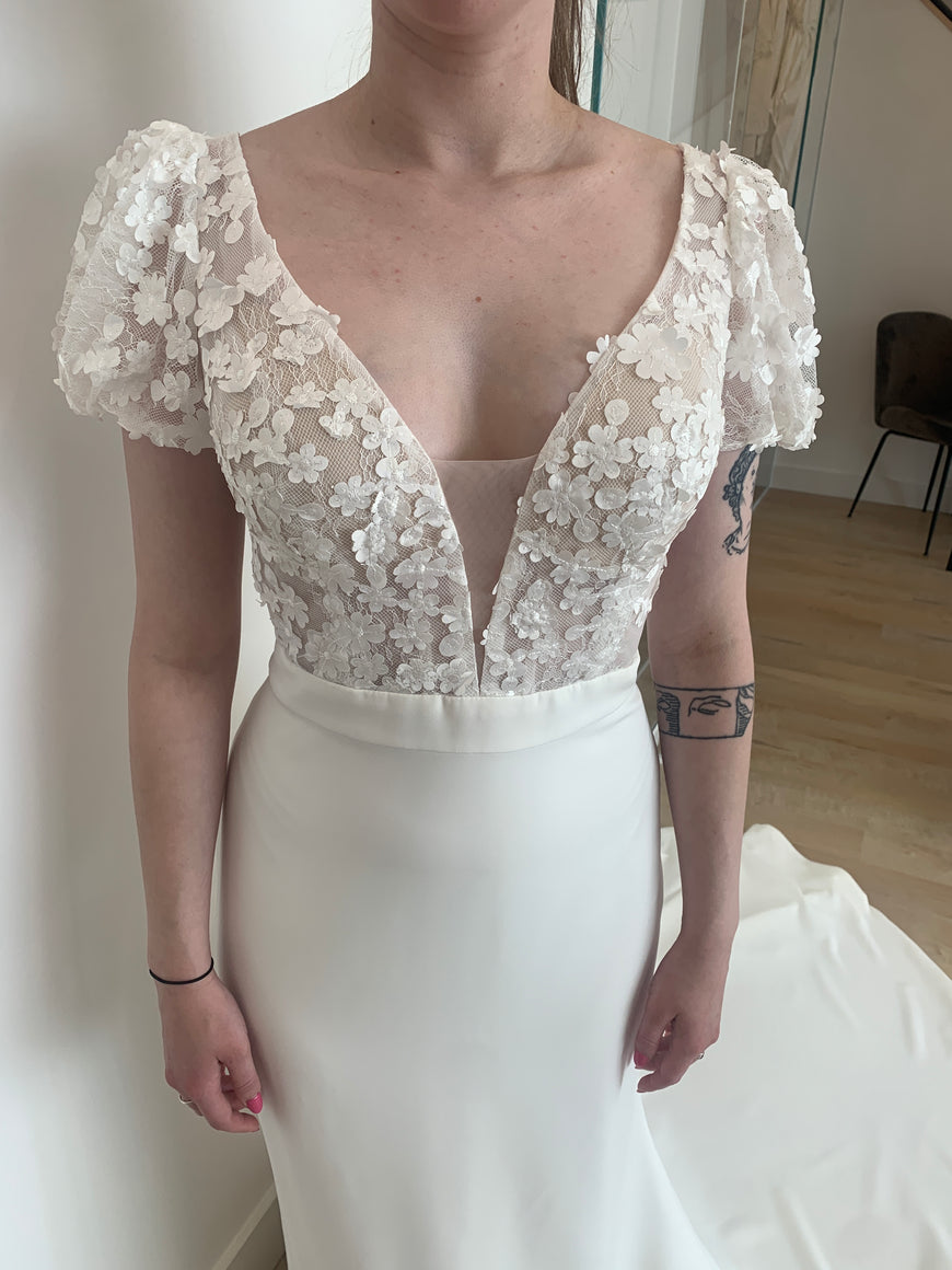 *EXCLUSIVE* Jazlyn - modern fitted wedding dress with short puff sleeve lace top and crepe skirt