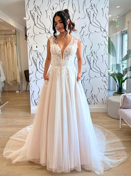 Mavi - robe de mariée boho ligne A avec dentelle florale unique et manches courtes vaporeuses