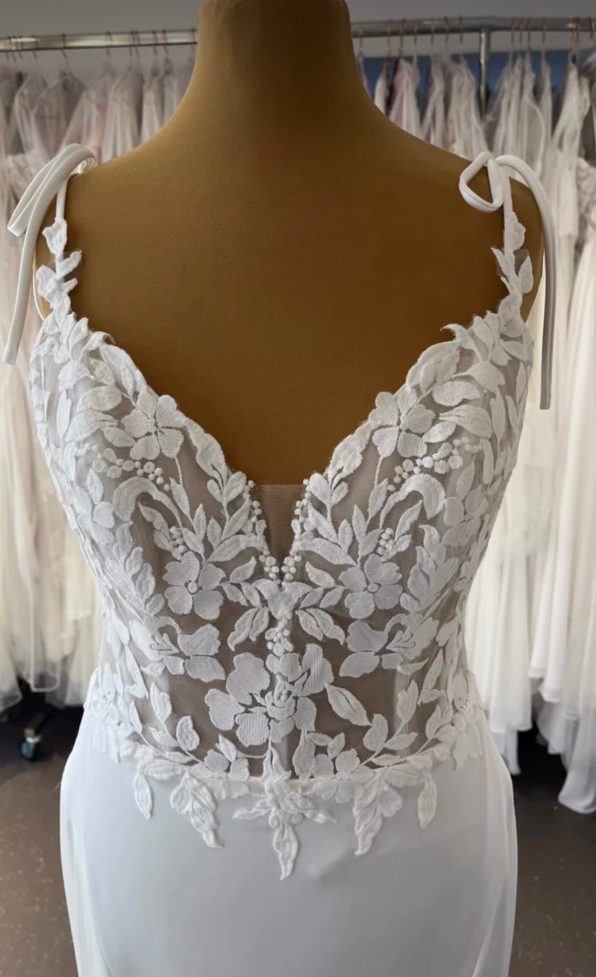 Ella - robe de mariée coupe ajustée en crêpe à bretelles fines et accents de dentelle sans perle