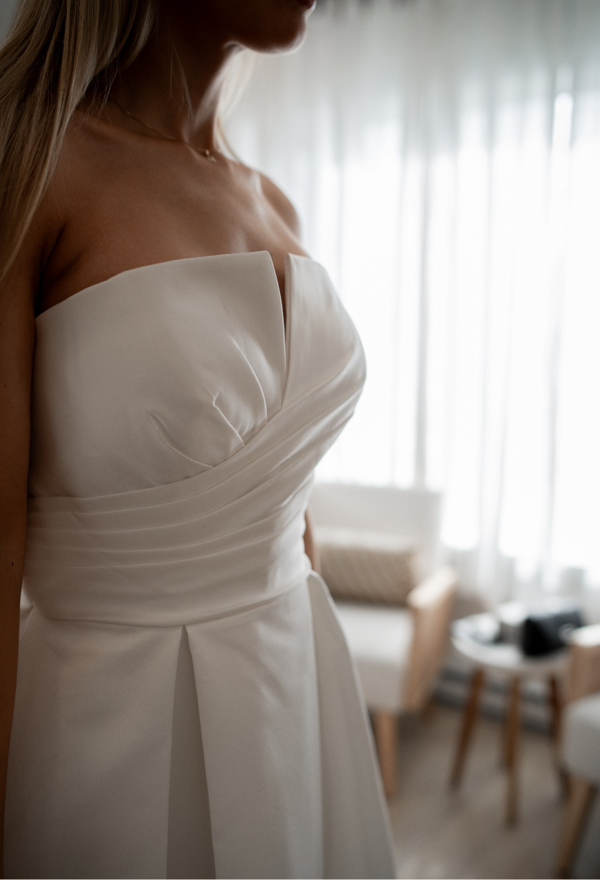 Porsha - robe de mariée moderne et classique à bustier droit avec fente à la jambe