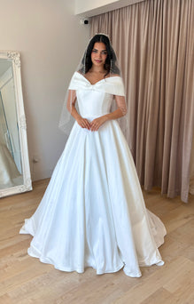 * EXCLUSIVITÉ * Bowton - robe de mariée moderne et classique à bustier off shoulders à boucle statement en tissus satiné avec jupe ample