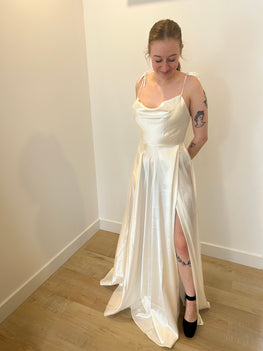 Beliza - long dress in satin fabric with flowing neckline and tie straps