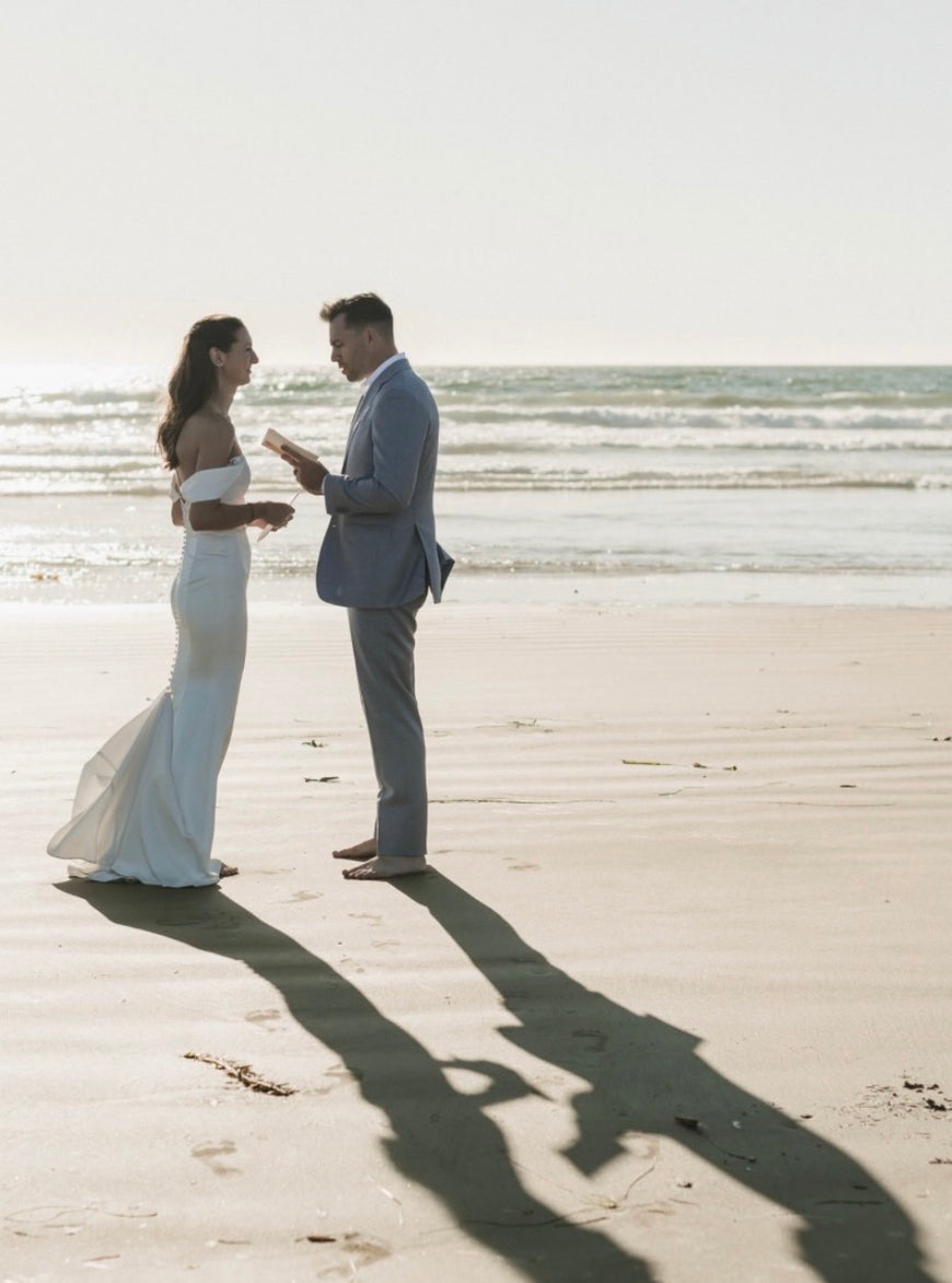 Grigio - robe de mariée ajustée en crêpe extensible avec bretelles off soulders amovibles
