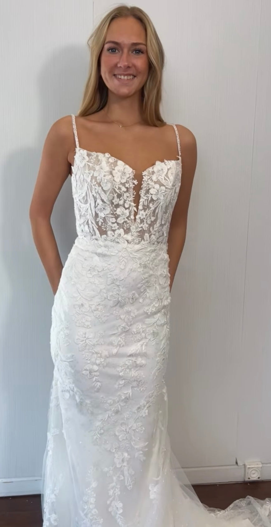 Ambre - robe de mariée coupe ajustée en dentelle avec dos nu