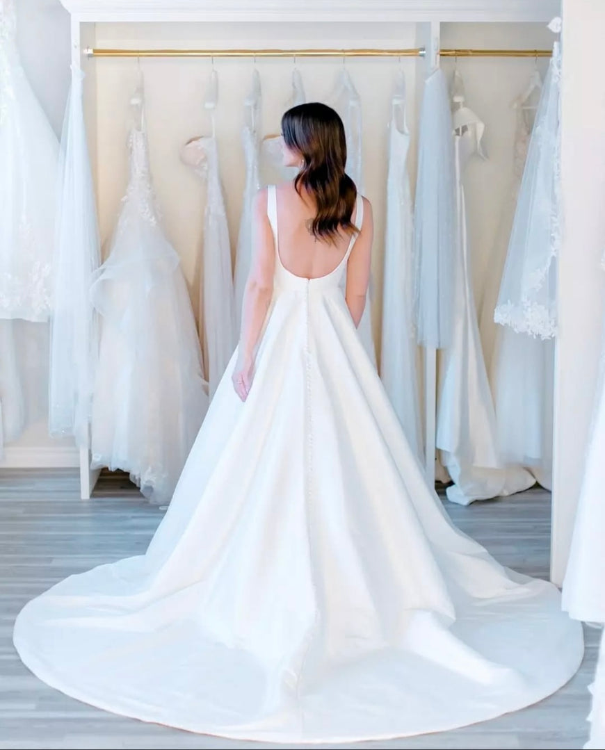 Margo - robe de mariée classique en mikado extensible à encolure droite avec dos ouvert