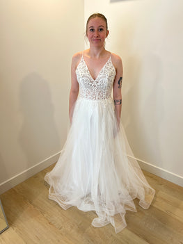 Avery - long dress with tulle skirt and lightly beaded lace embroidered top