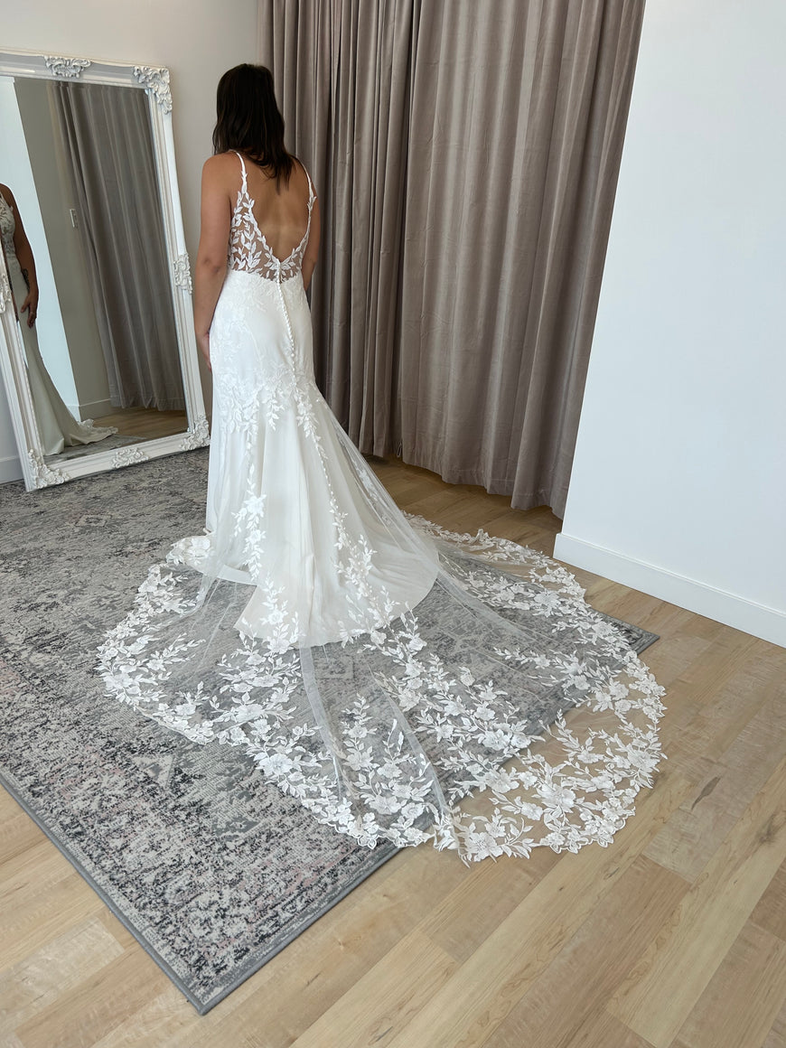 Blaze - robe de mariée coupe ajustée sans manches avec bas en crêpe et traîne en dentelle florale sans perles