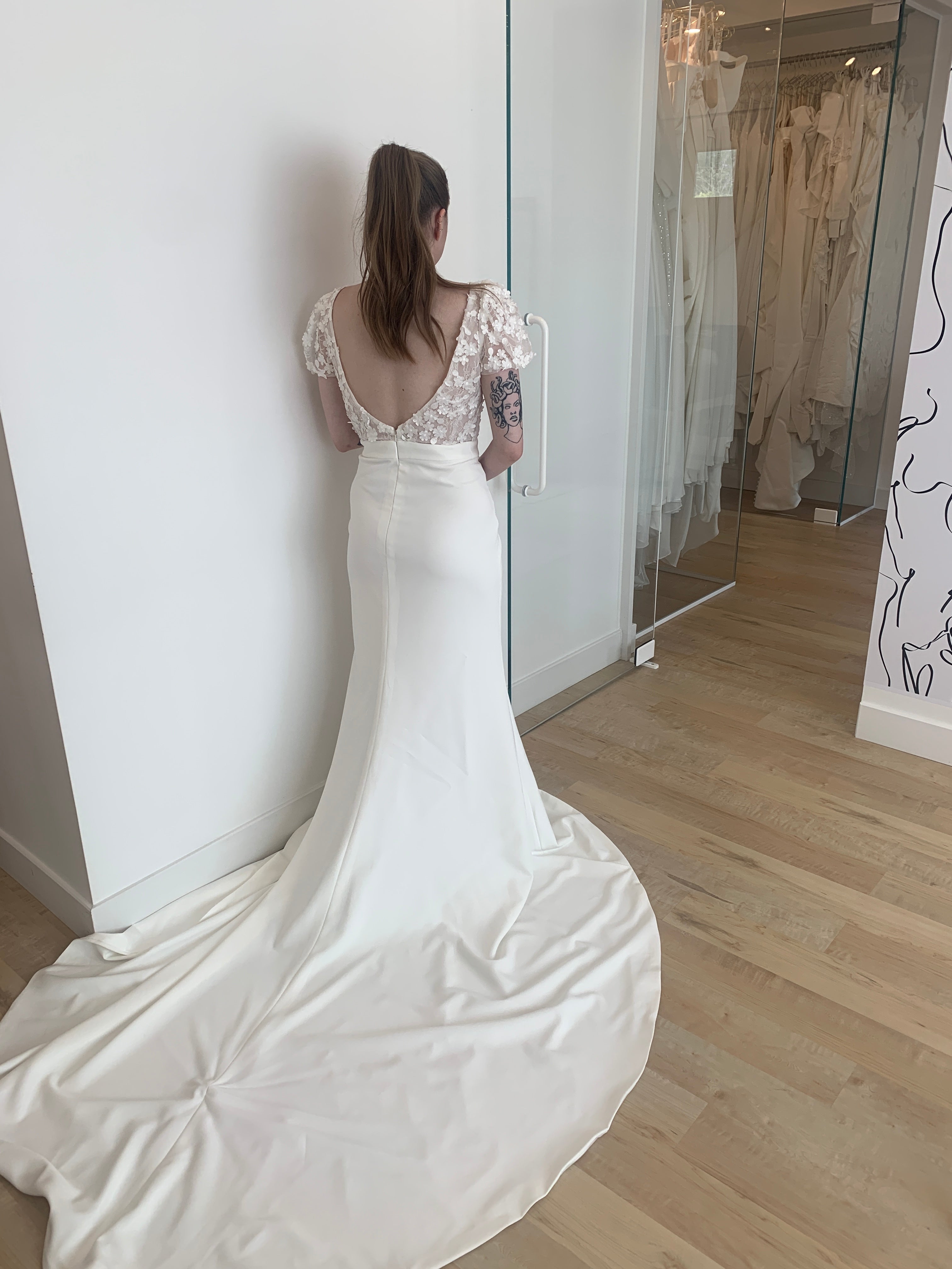 *EXCLUSIVITÉ* Jazlyn - robe de mariée moderne de coupe ajustée avec haut en dentelle à manches courtes bouffantes et jupe en crêpe