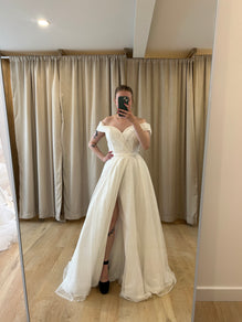 Wheeler *échantillon taille 14* - robe longue off shoulders en tissus brillant avec fente à la jambe