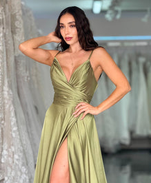 Preston *taille 16 à 24* - robe longue en tissus satiné avec décolleté en V plongeant, bretelles fines et jambe fendue