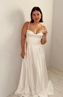 Rubie - robe longue en tissus satiné avec corset, bretelles fines, dos lacé et jambe fendue