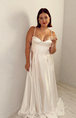 Rubie - robe longue en tissus satiné avec corset, bretelles fines, dos lacé et jambe fendue