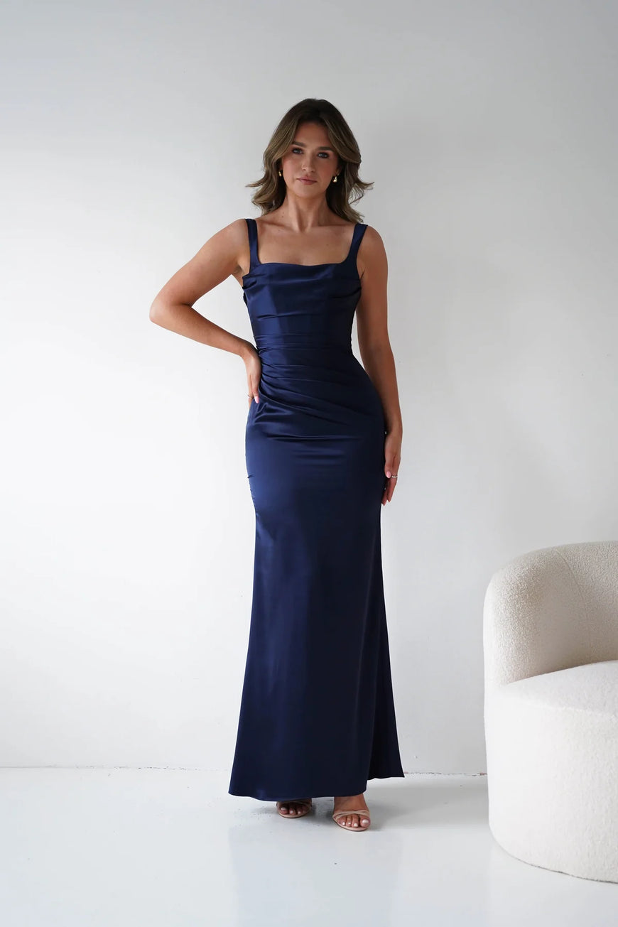 Birdie - robe longue en satin extensible à encolure carré arrondie avec jeu de plis et dos lacé