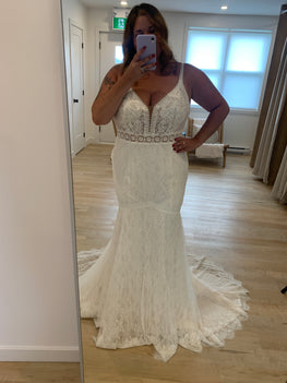 *EXCLUSIVE* Gracie * sample size 20 - slim fit lace boho wedding dress