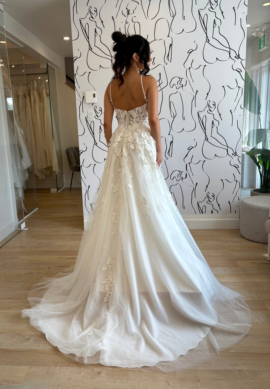 Bianka - robe de mariée romantique de coupe A en tulle et dentelle avec bretelles fines et encolure arrondie