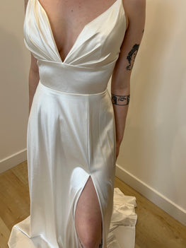 Kelly - long dress in matte satin fabric with plunging neckline and double straps