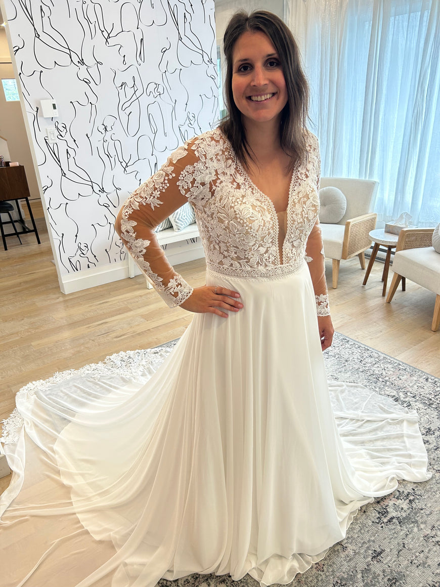 Decker - robe de mariée boho avec manches longues et dos ouvert en V, jupe de chiffon avec dentelle à la traine