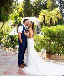 Natalia - robe de mariée sexy et audacieuse de coupe ajustée en dentelle luxueuse et dos ouvert en V