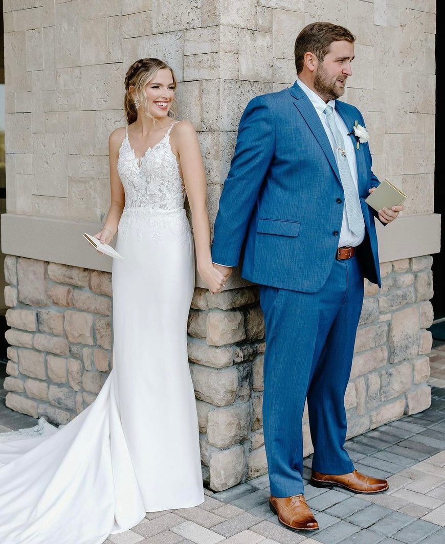 Zane - robe de mariée coupe ajustée en crêpe avec fente à la jambe à bretelles fines et dos ouvert