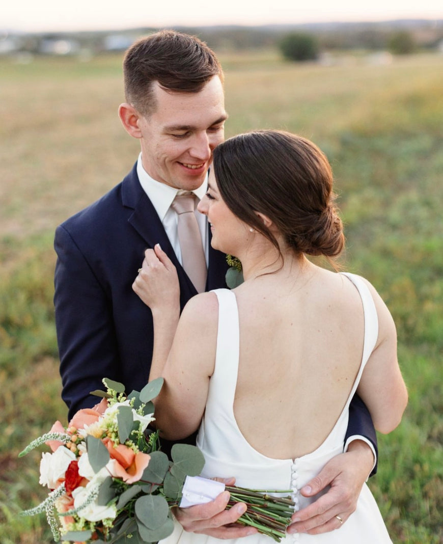 Margo - robe de mariée classique en mikado extensible à encolure droite avec dos ouvert