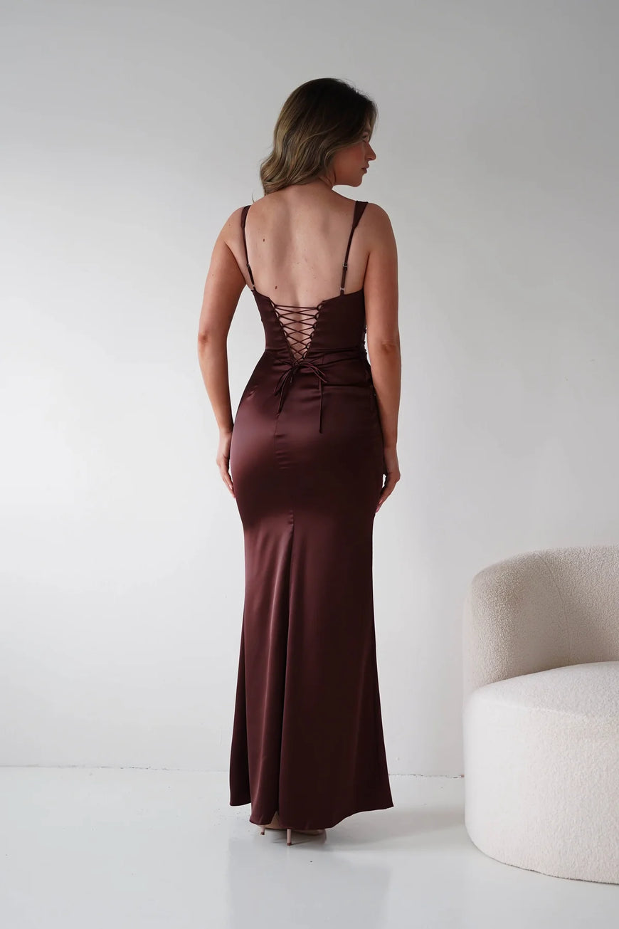 Birdie - robe longue en satin extensible à encolure carré arrondie avec jeu de plis et dos lacé
