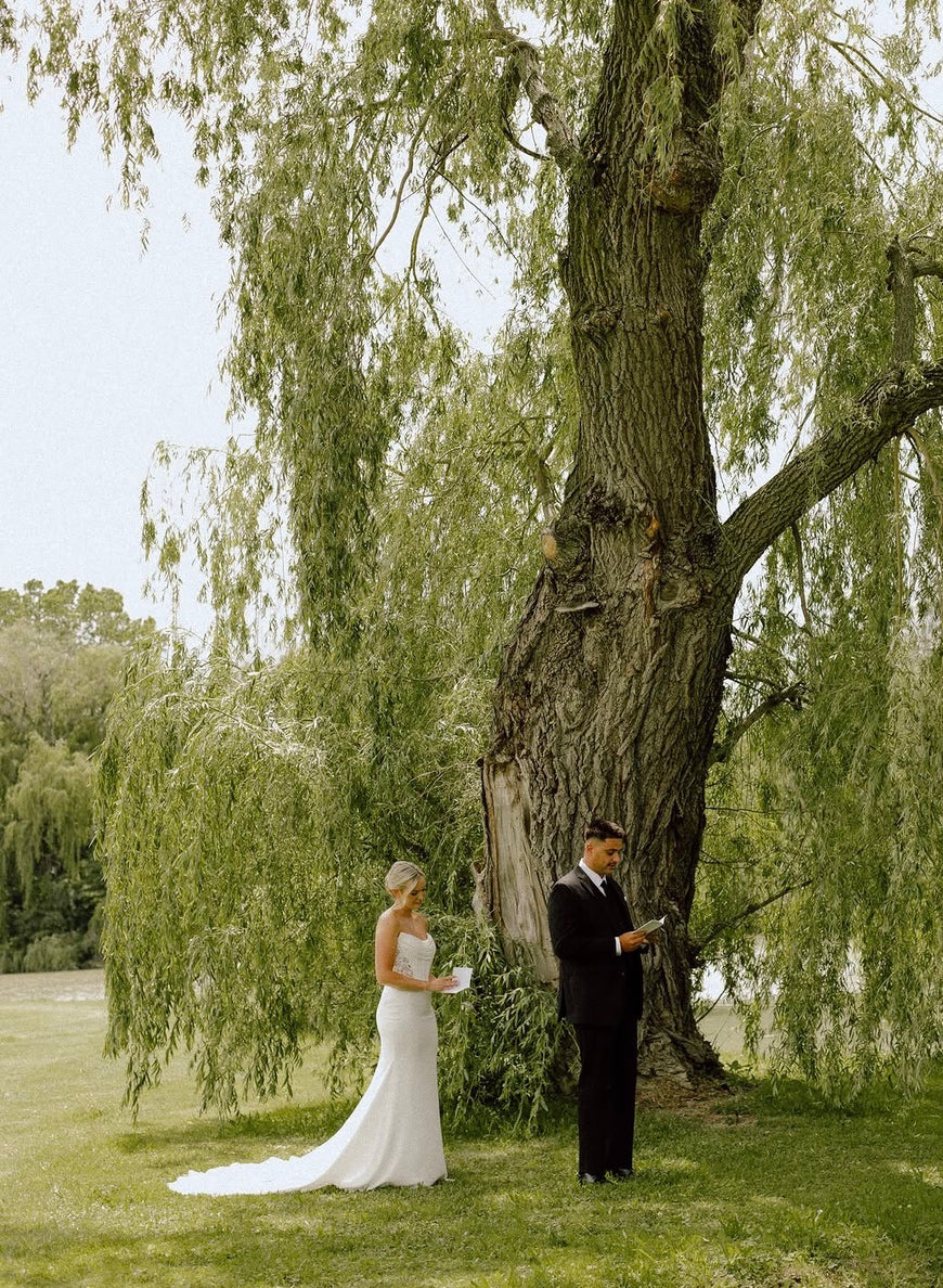 Damyen - robe de mariée ajustée en crêpe avec détails de dentelle et manches off souliers