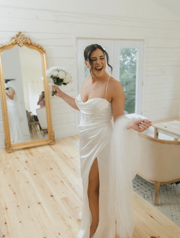 Kelcey - Robe de mariée longue de coupe ajustée sexy en satin à fines bretelles et dos lacé