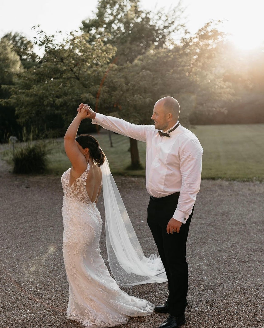 Xena - robe à coupe ajustée à dentelle perlée luxueuse et dos dénudé, avec boucles amovibles