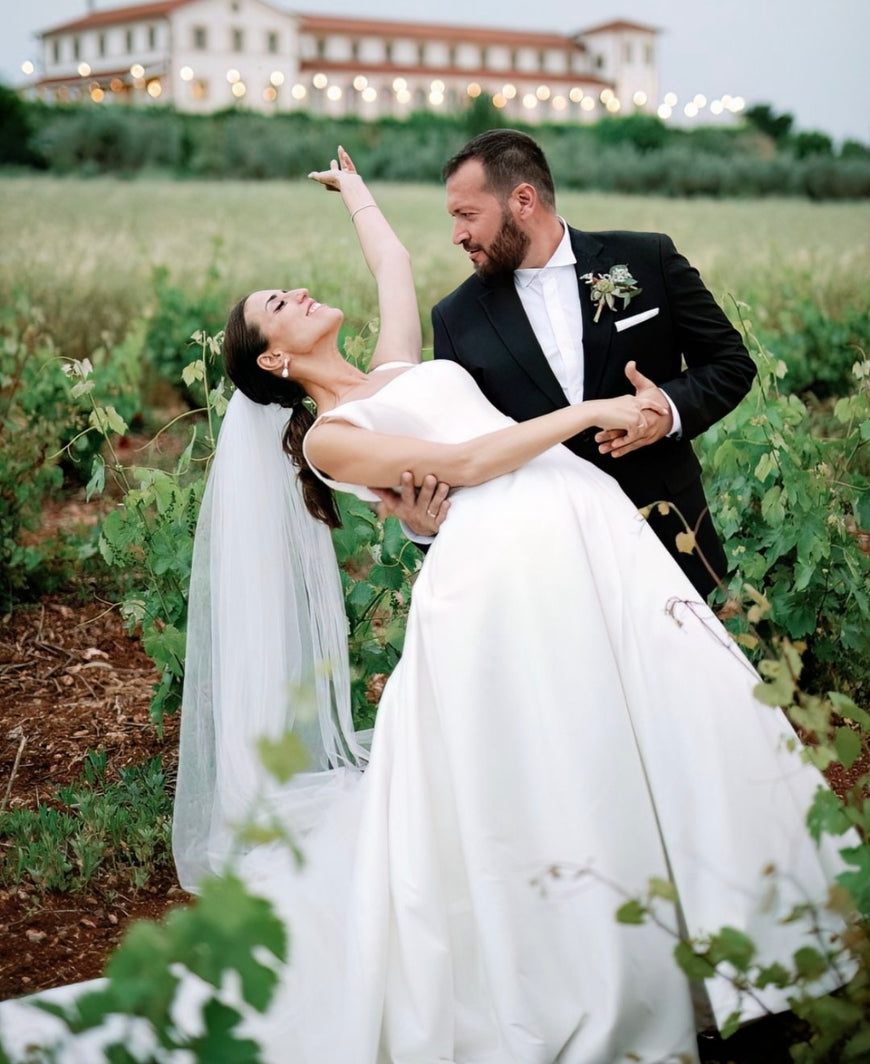 Margo - robe de mariée classique en mikado extensible à encolure droite avec dos ouvert
