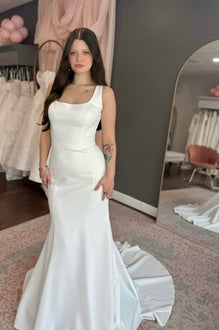 Joy - robe de mariée moderne ajustée et épurée à encolure carré et détails de dentelle au dos