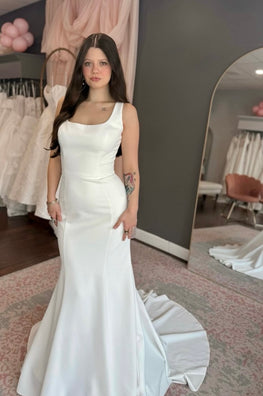 Joy - robe de mariée moderne ajustée et épurée à encolure carré et détails de dentelle au dos