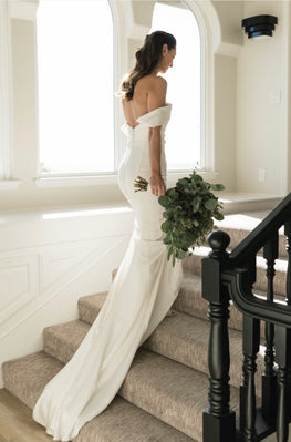 Grigio - robe de mariée ajustée en crêpe extensible avec bretelles off soulders amovibles