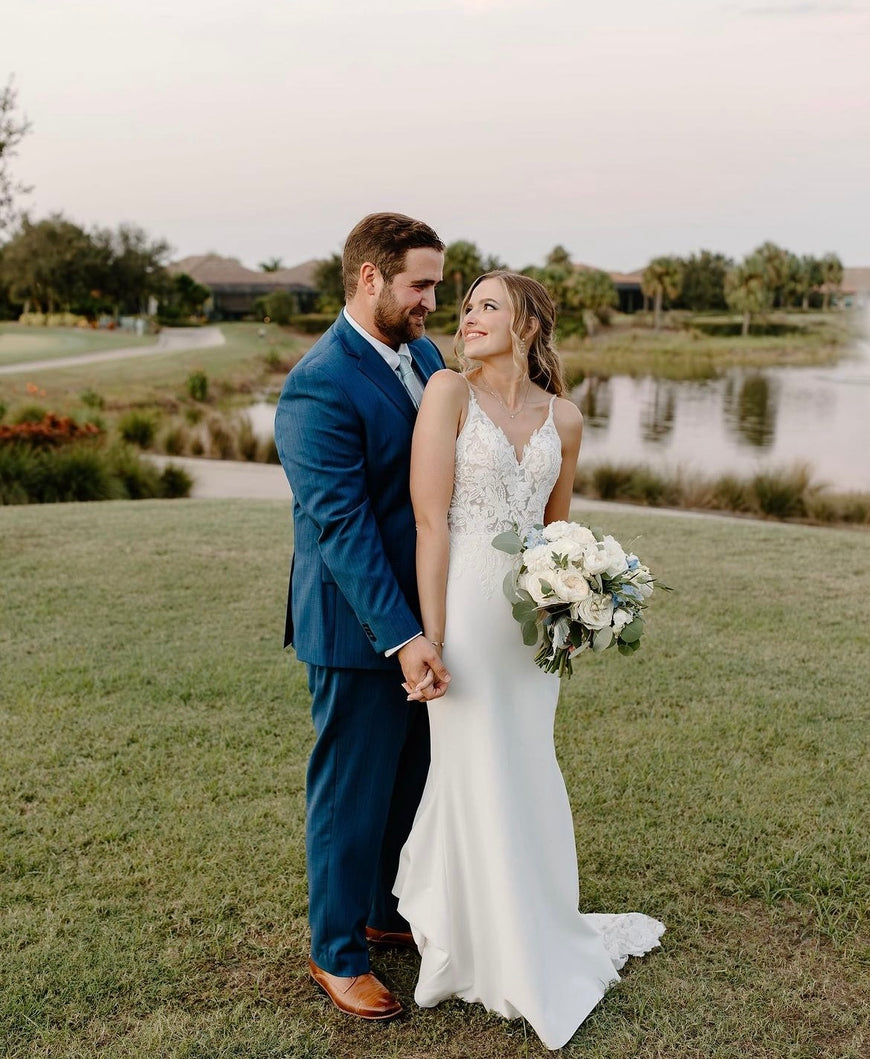 Zane - robe de mariée coupe ajustée en crêpe avec fente à la jambe à bretelles fines et dos ouvert