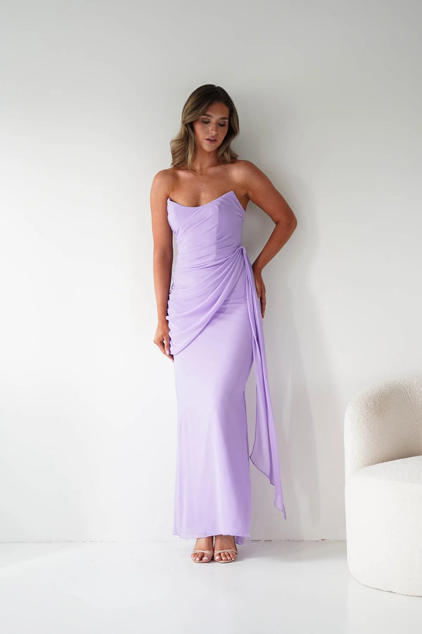 Quinn - robe longue en chiffon sans bretelle avec jeu de plis et dos lacé