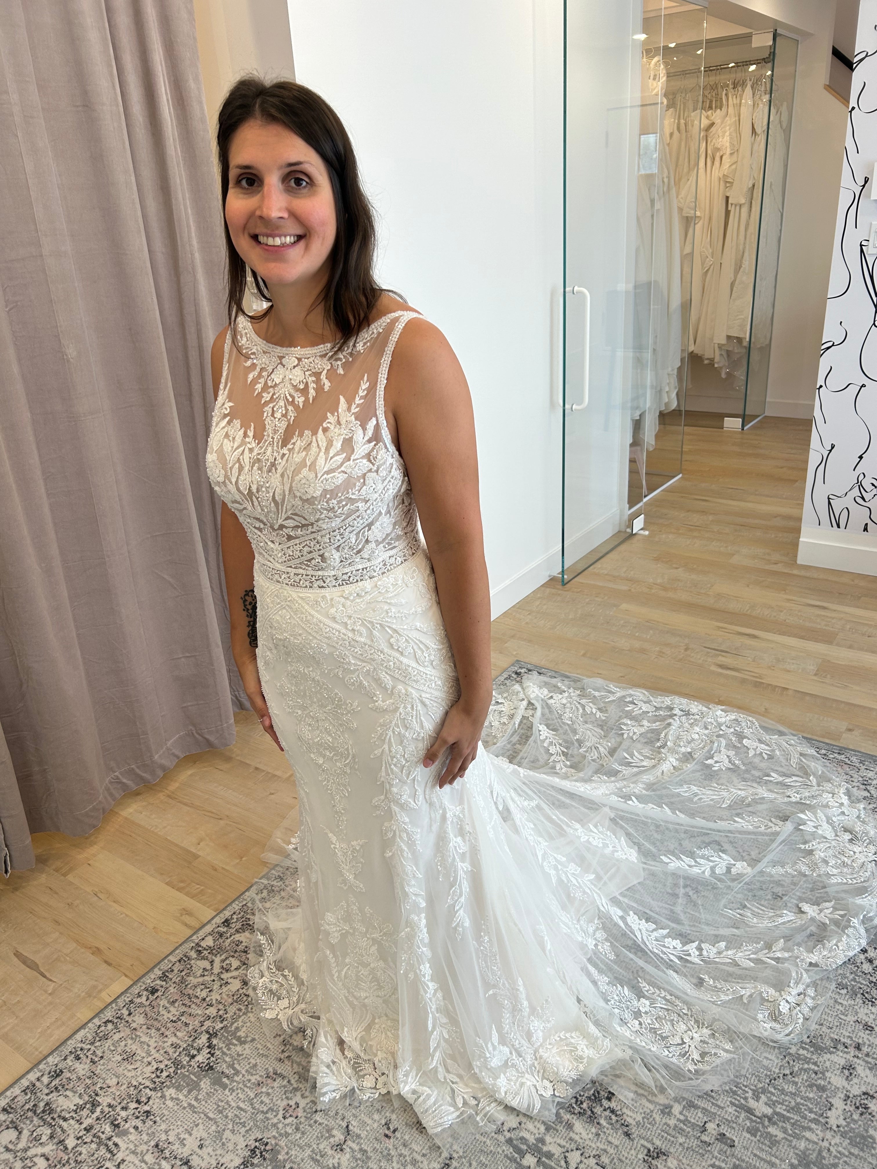 Kyle - robe de mariée haut de gamme d'inspiration boho glam ajustée en dentelle luxueuse à dos ouvert et sur-jupe en tulle