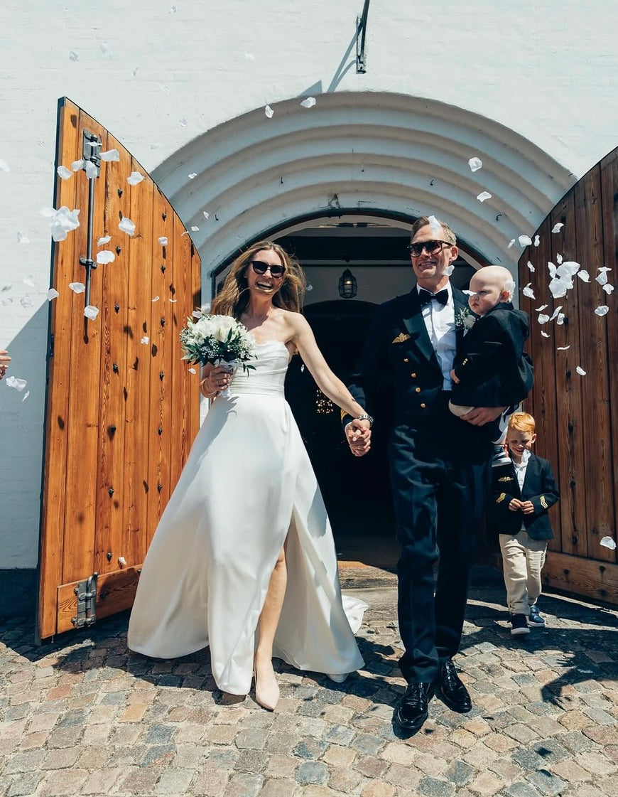 Iris - robe de mariée classique à bustier en coeur et fente à la jambe avec dos papillon