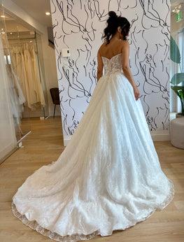 *EXCLUSIVITÉ* Fia - robe de mariée toute en dentelle à jupe volumineuse et corset basque