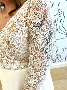 *EXCLUSIVITÉ* Faela *taille plus* - robe de mariée boho avec manches longues, dos ouvert en V et jupe de chiffon avec traîne  avec finitions de dentelle