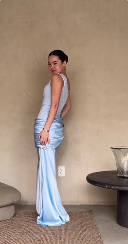 Tori - Robe longue en satin avec encolure asymétrique à une bretelles avec plis à la taille