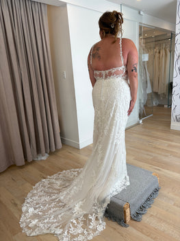 Haylay *plus size* - slim fit lace wedding dress with straps and corset back