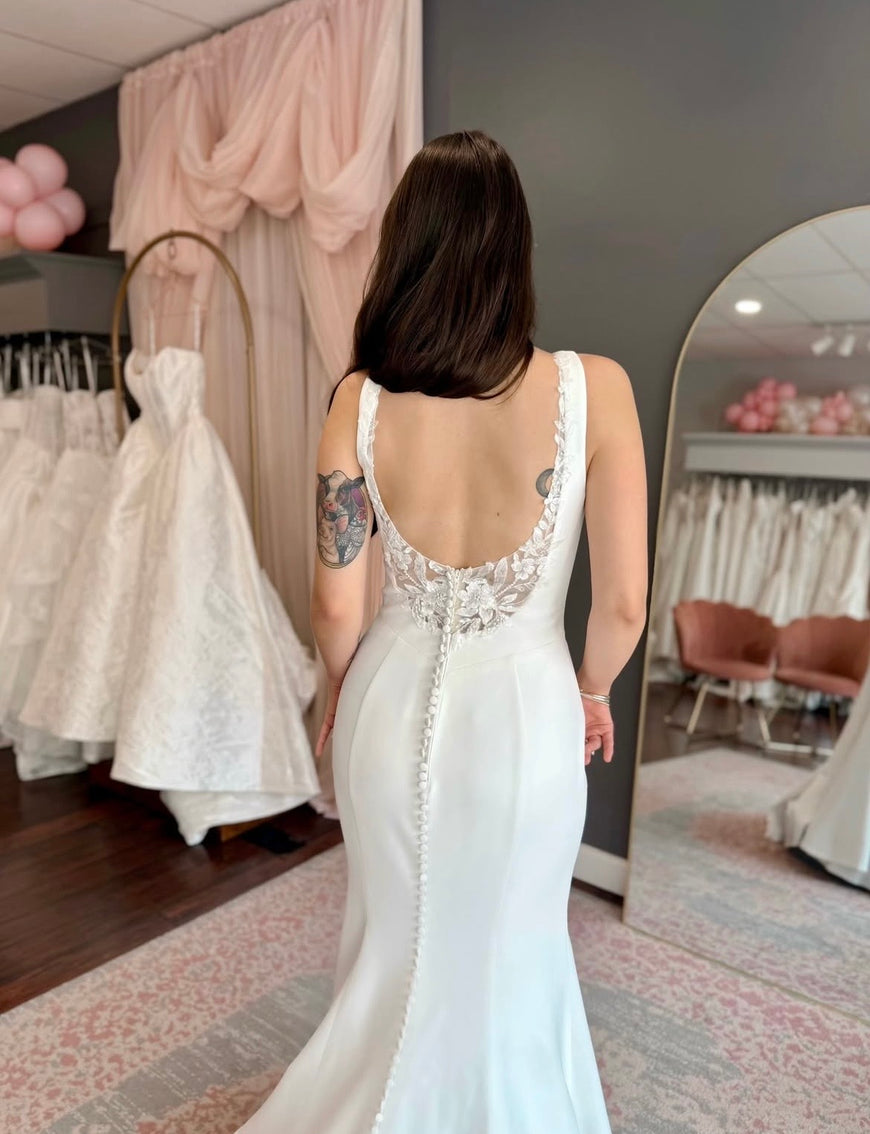 Joy - robe de mariée moderne ajustée et épurée à encolure carré et détails de dentelle au dos