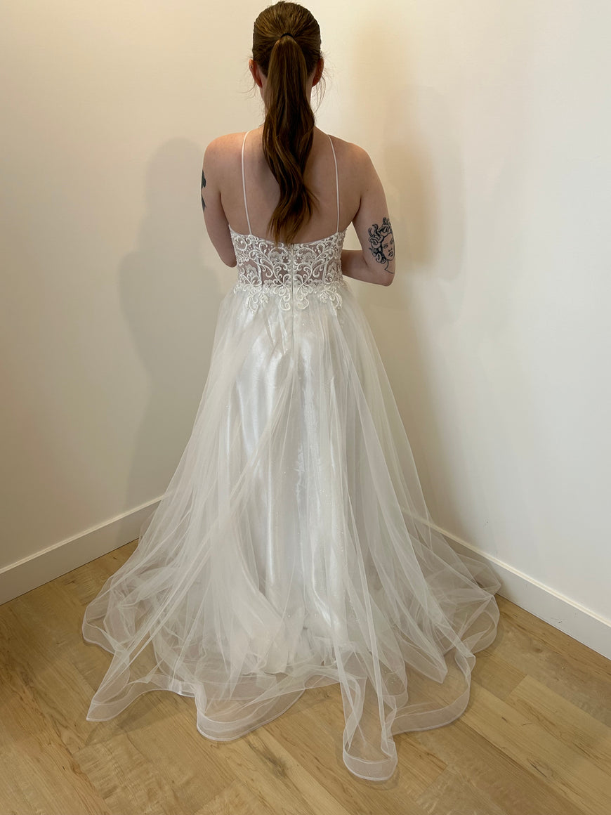 Avery - long dress with tulle skirt and lightly beaded lace embroidered top