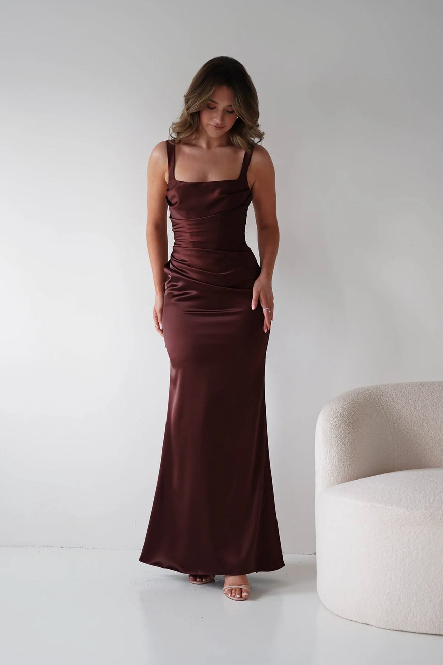 Birdie - robe longue en satin extensible à encolure carré arrondie avec jeu de plis et dos lacé