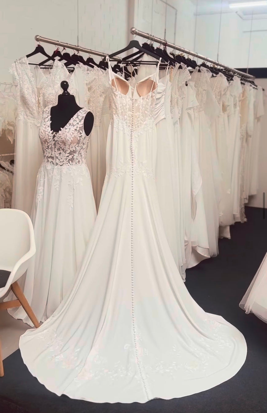 Giulia - robe de mariée coupe ajustée en crêpe à bretelles fines et accents de dentelle