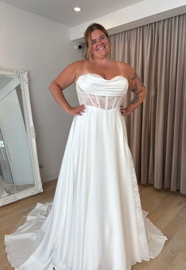 Bérénice - robe de mariée moderne avec haut corset sans bretelle en dentelle non perlé avec jupe de satin luxueuse et fente en dentelle, gants amovibles