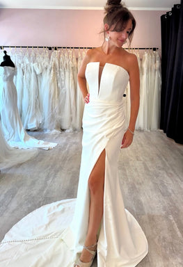 Skye - robe de mariée moderne ajustée et épurée à encolure carré sans bretelles avec fente à la jambe