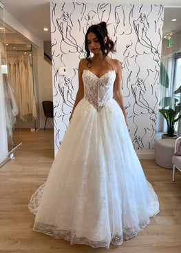 *EXCLUSIVITÉ* Fia - robe de mariée toute en dentelle à jupe volumineuse et corset basque