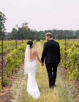 Dario - robe de mariée coupe ajustée en crêpe à bretelles fines et dos totalement ouvert