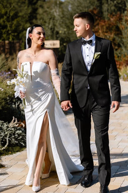 Skye - robe de mariée moderne ajustée et épurée à encolure carré sans bretelles avec fente à la jambe