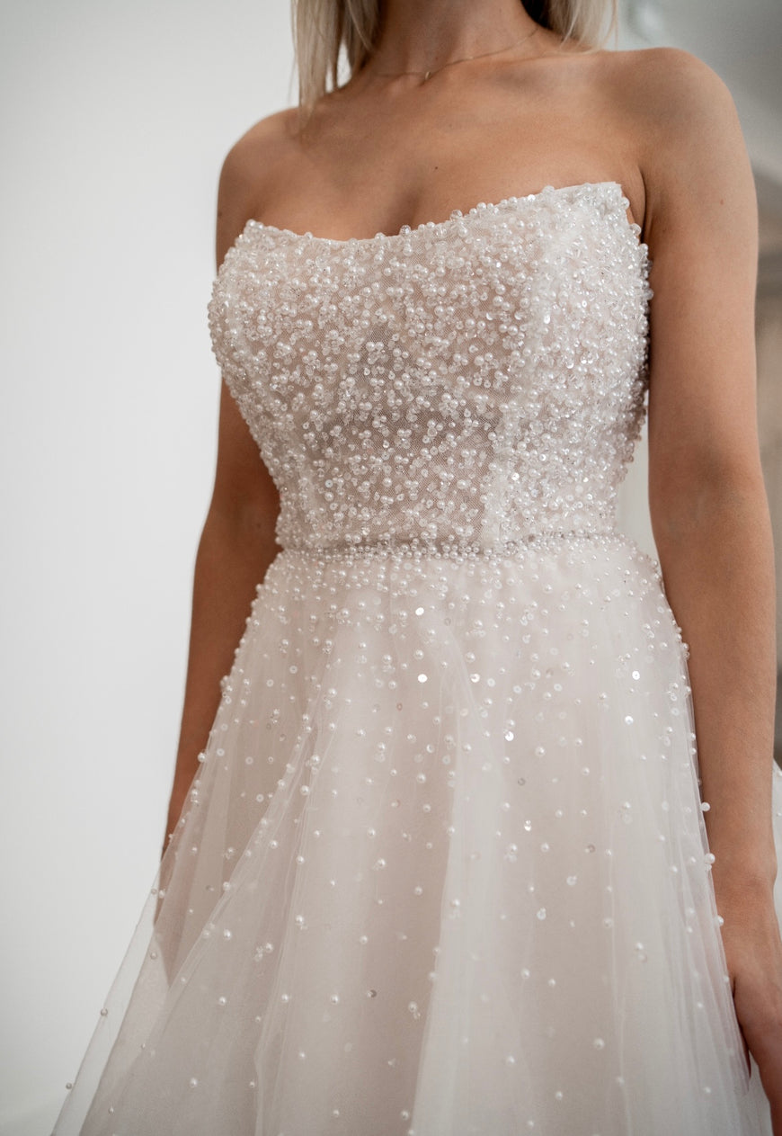 Kenny - robe de coupe A généreuse perlée entièrement avec haut de style bustier moderne